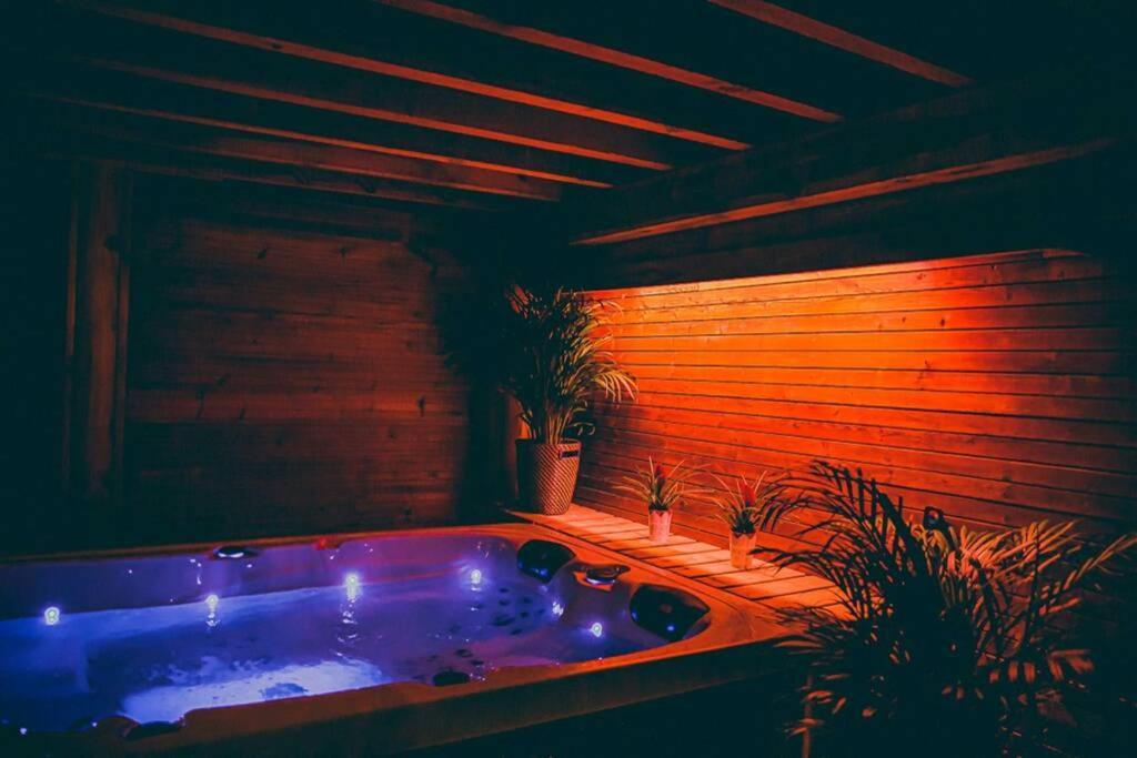 Le Spa Du Cabanon: Cabanon De Luxe Avec Spa Entierement Privatif Aye Exteriör bild