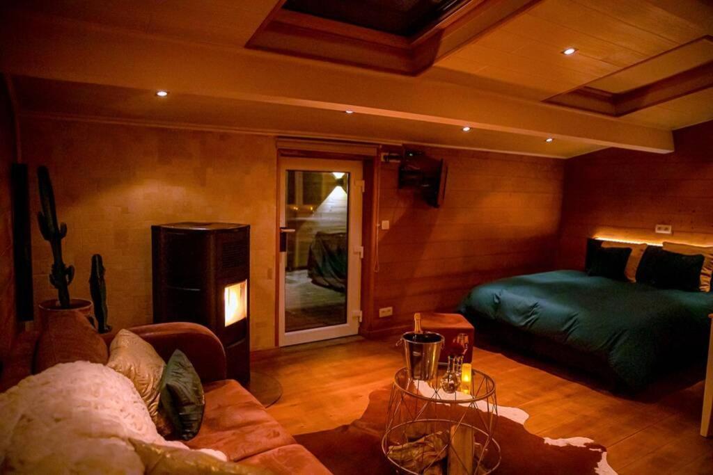 Le Spa Du Cabanon: Cabanon De Luxe Avec Spa Entierement Privatif Aye Exteriör bild