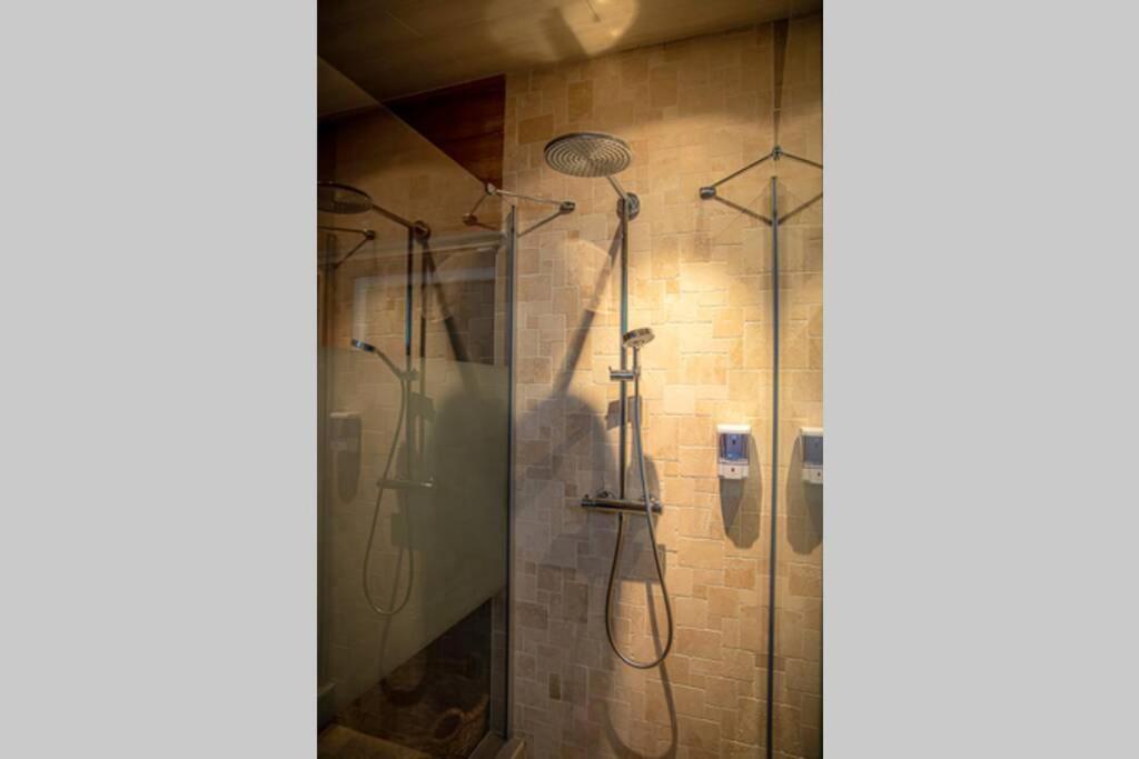 Le Spa Du Cabanon: Cabanon De Luxe Avec Spa Entierement Privatif Aye Exteriör bild