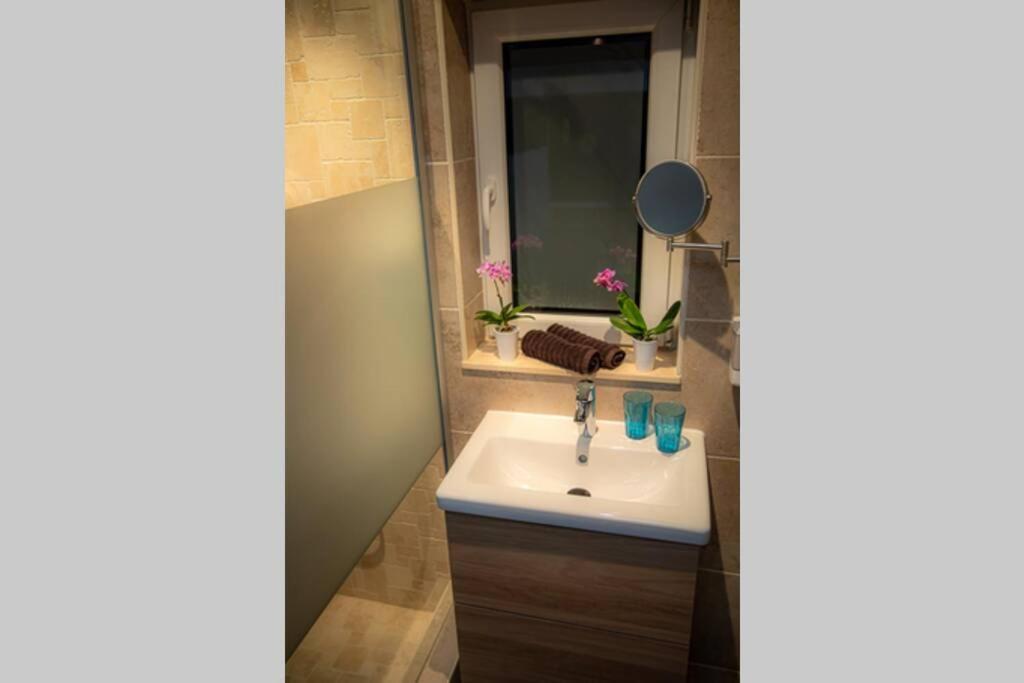 Le Spa Du Cabanon: Cabanon De Luxe Avec Spa Entierement Privatif Aye Exteriör bild