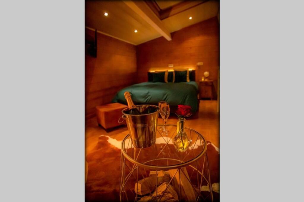 Le Spa Du Cabanon: Cabanon De Luxe Avec Spa Entierement Privatif Aye Exteriör bild