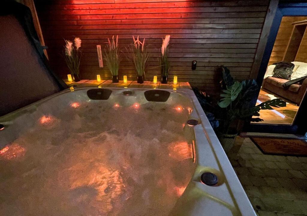 Le Spa Du Cabanon: Cabanon De Luxe Avec Spa Entierement Privatif Aye Exteriör bild